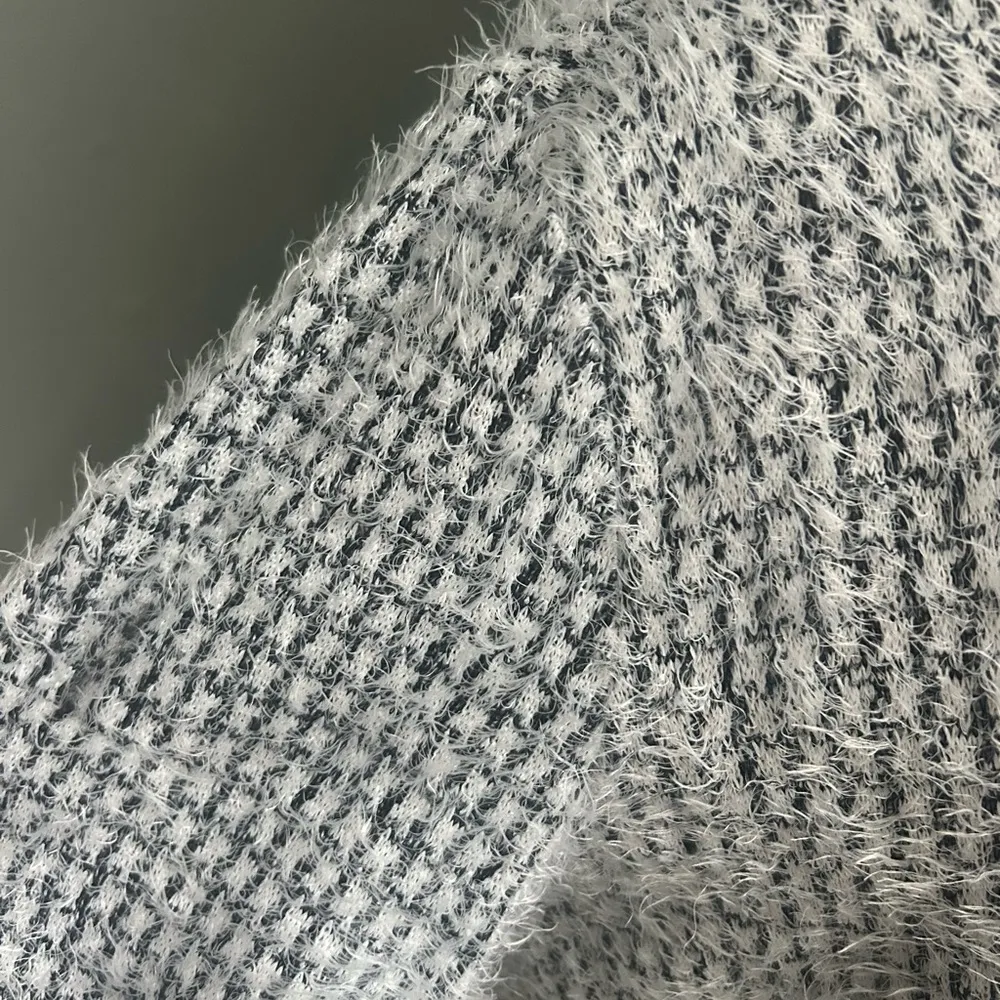 Vince Camuto black/white mock neck fuzzy sweater large - Image 3