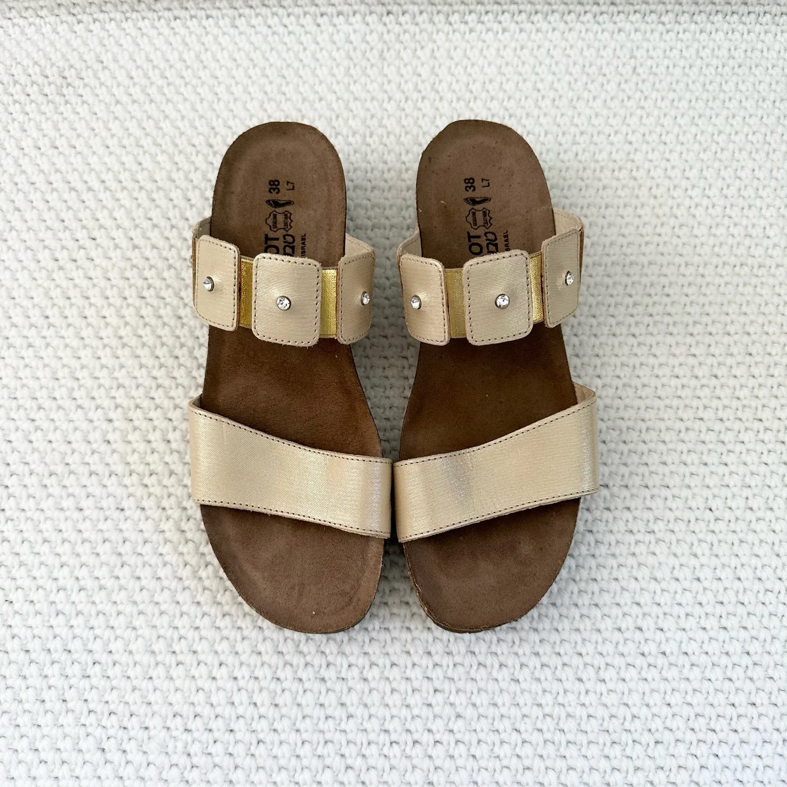 Naot Beige Metallic Patent Sheen Double Strap Slip On Sandal Women 38 Size 7 - Image 4