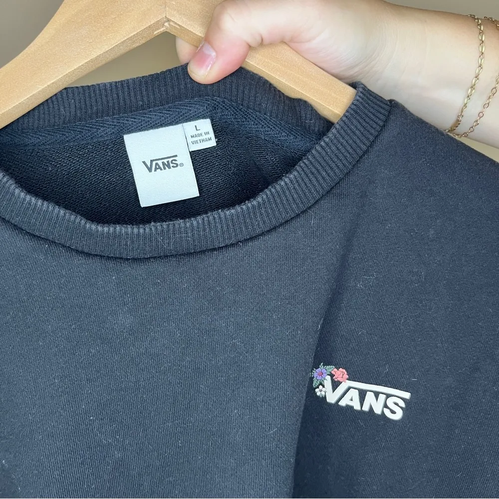 Vans Woman's Black "V" Floral BFF "Off The Wall" Pullover Sweatshirt Size large - Image 7