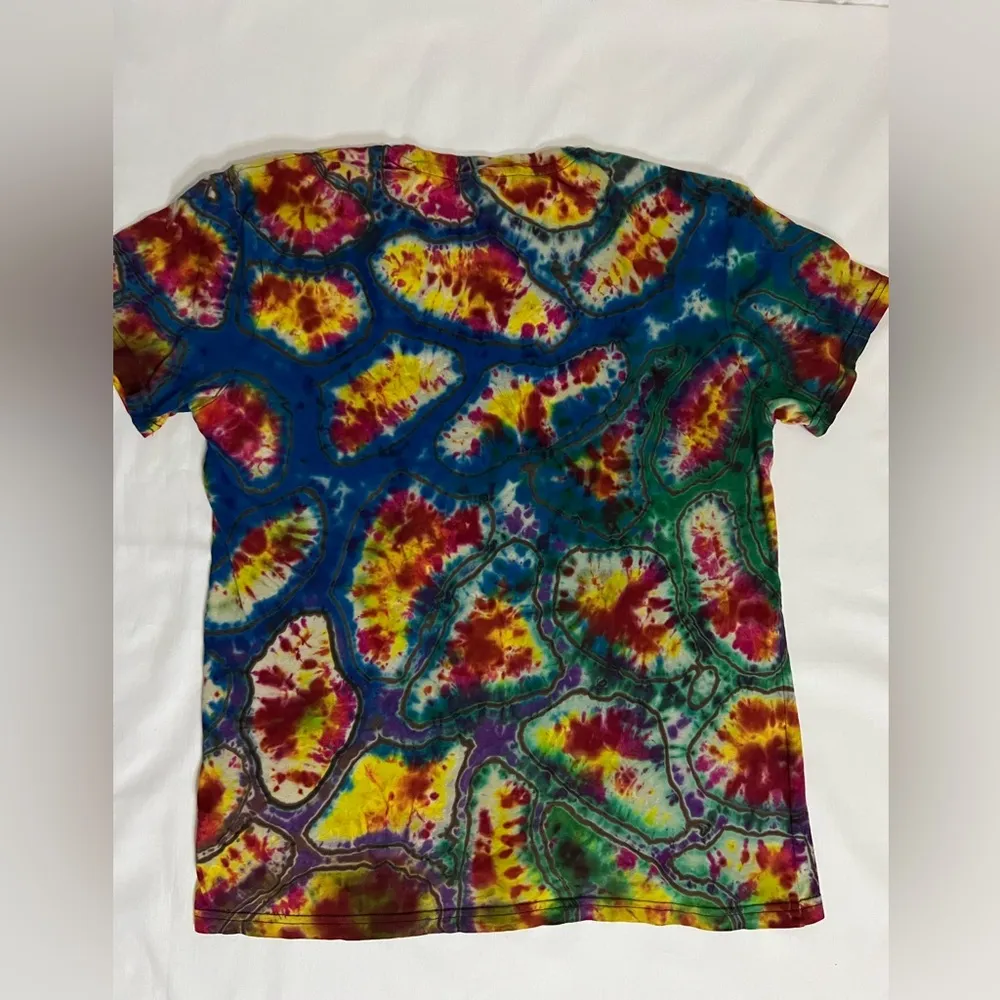 Women’s Divided H&M, Tie dye tee with a unique eye design Size Medium - Image 2