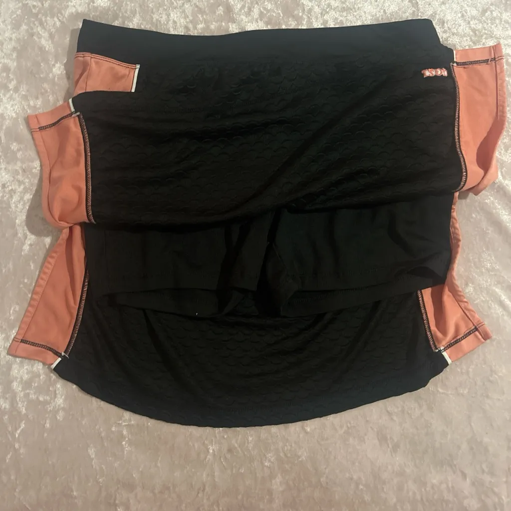 Izod Black and Coral Mini Skirt - Image 2