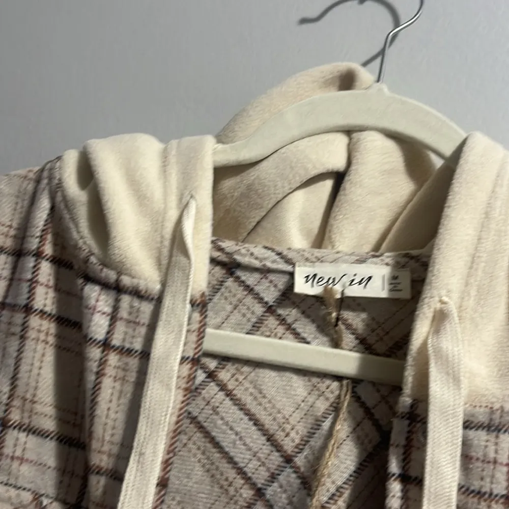 NEW IN Oversized Flannel Button Down Plaid Jacket Raw Hem NWT Tan Size M - Image 10
