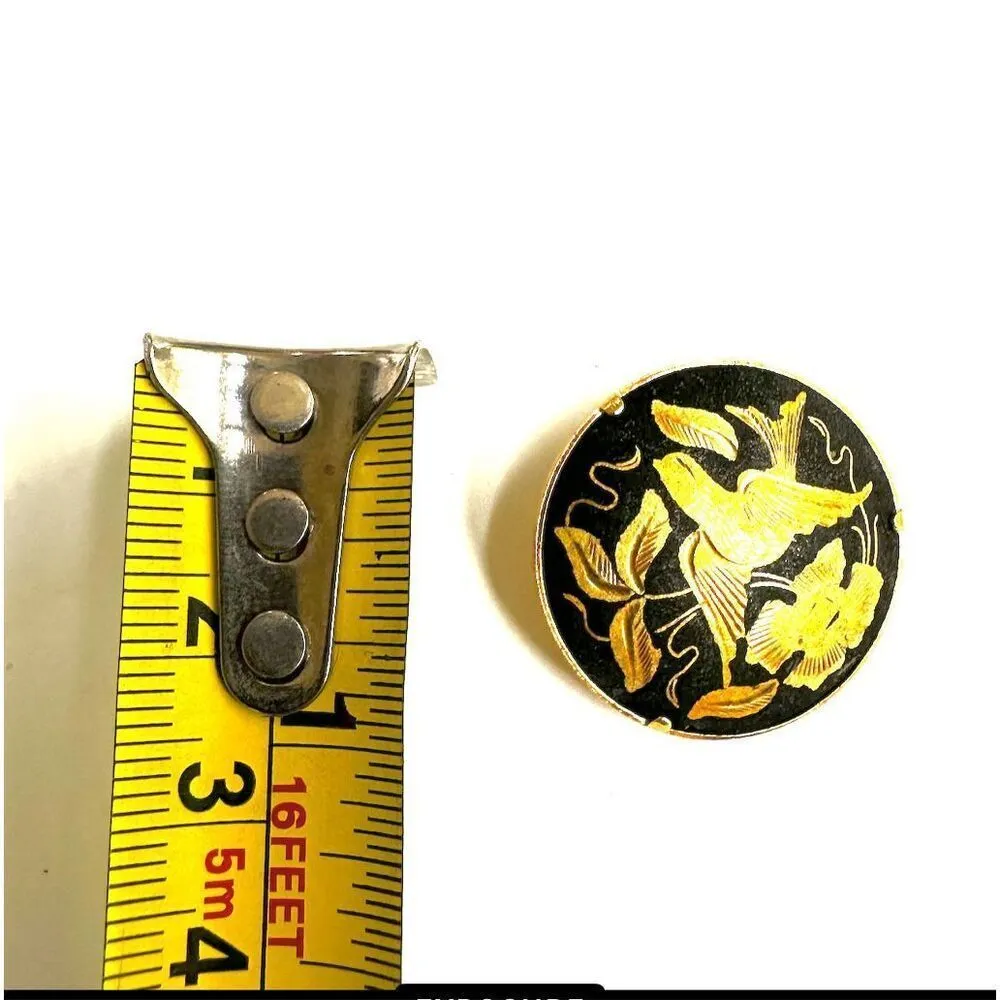 VINTAGE DAMASCENE BIRD FLOWERS GOLD TONE BLACK ROUND BROOCH PIN - Image 8