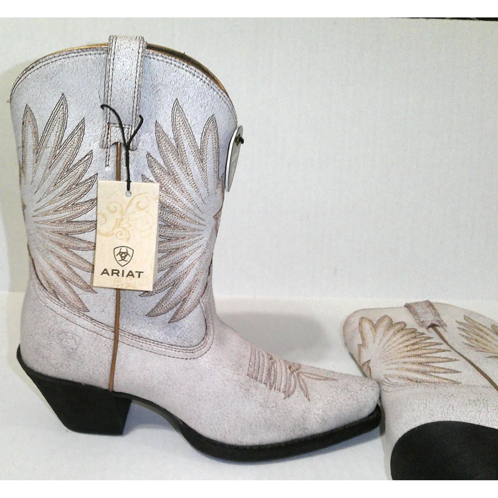 New NWT Womens 7.5 Ariat Goldie Boot Western Distressed White Leather Short - Image 3