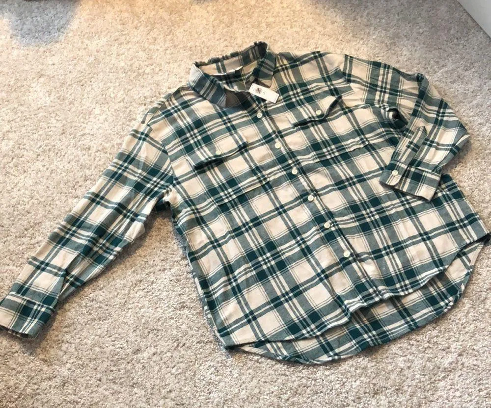New Old navy plaid flannel shirt, size petite medium - Image 3
