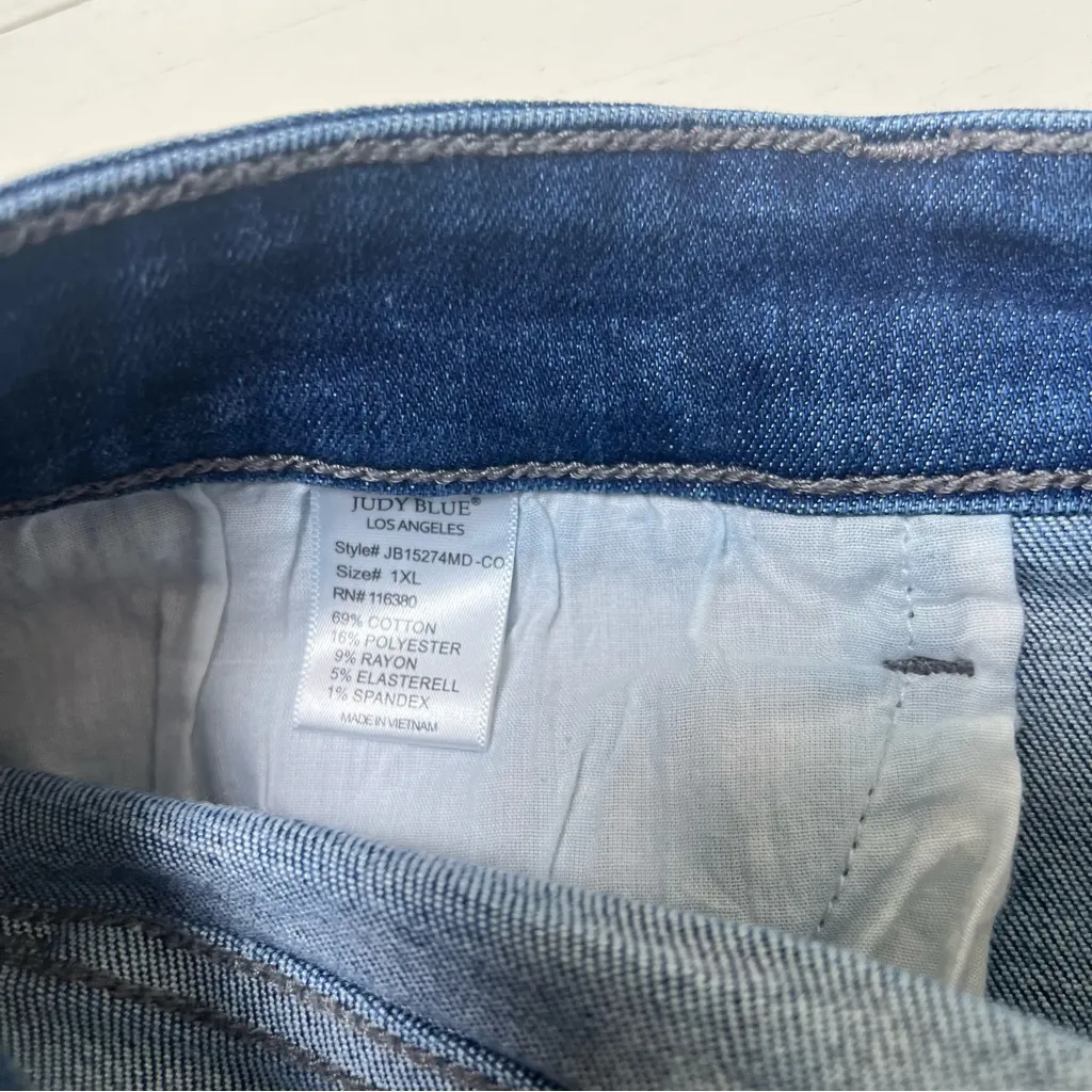 Judy Blue Woman’s 1X Mid Rise‎ Heavy Contrast Faux Flap Pocket Shorts - Image 4