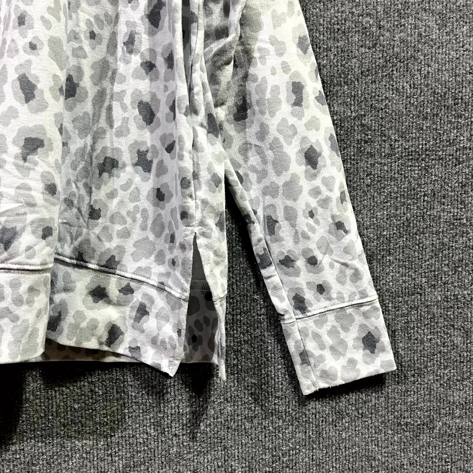 Pink Lily Sweatshirt Womens Small Multicolor Leopard Print Stretch Side Slit - Image 6