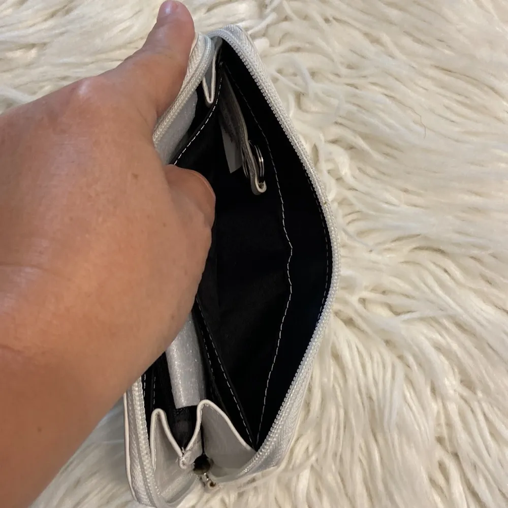 TIGNANELLO Wallet BNWOT color is white/off white zipper on the back - Image 6