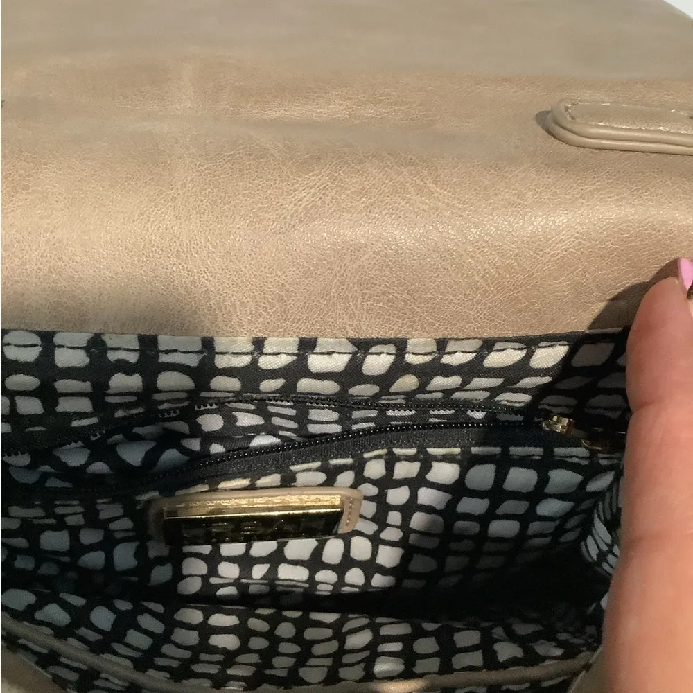 Urban Expressions Taupe Crossbody Bag - Image 6