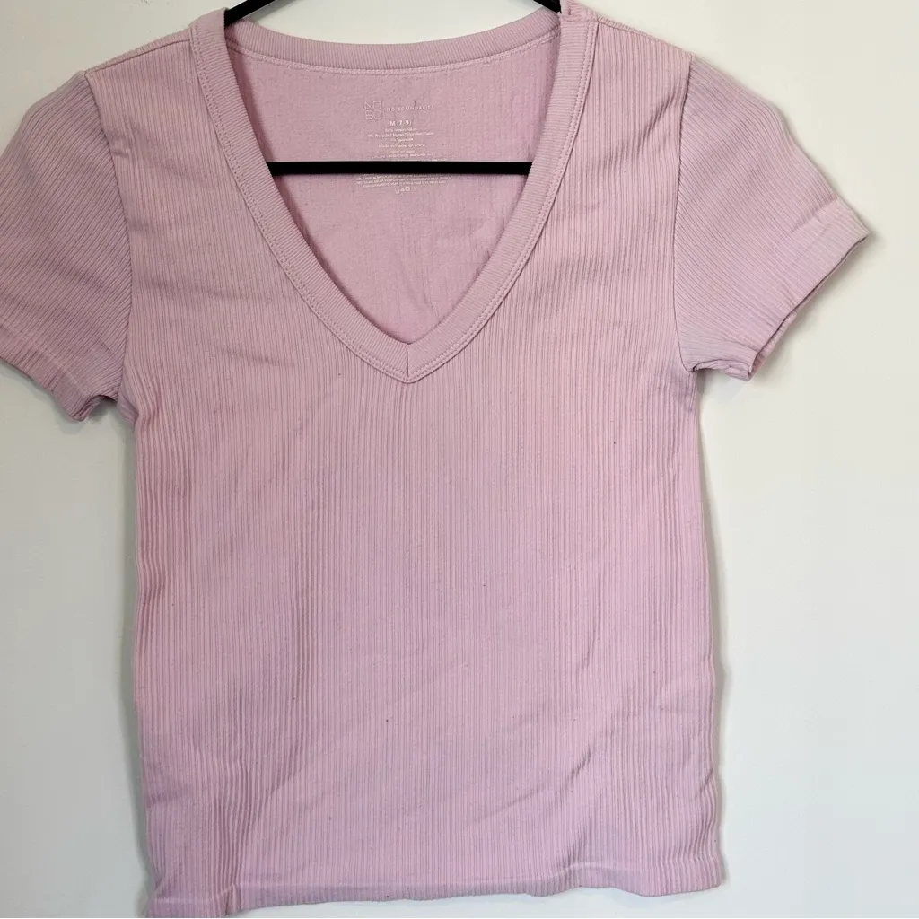 No Boundaries Light Pink Ribbed V-Neck Baby Tee - Size: Medium - Image 5