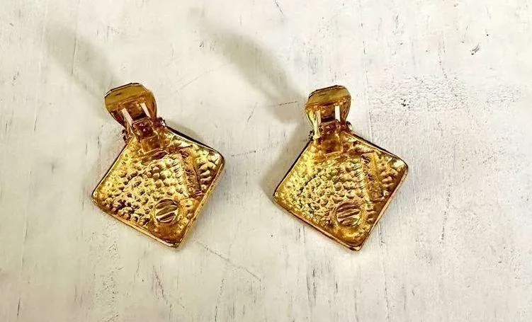 Dotty Smith black and gold tone square clip on earrings - Image 4