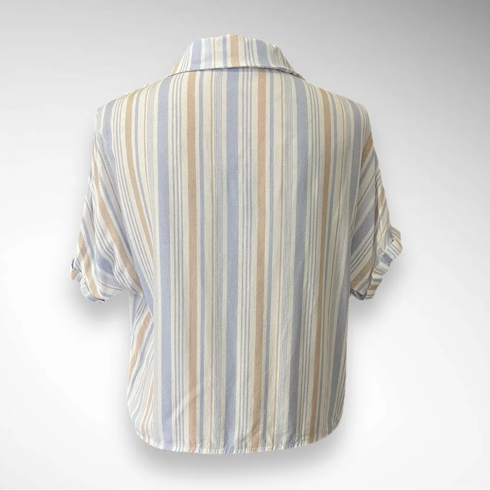 MILK & HONEY White Blue and Tan Short Sleeve Cropped Button Down Shirt | EUC Size L - Image 3