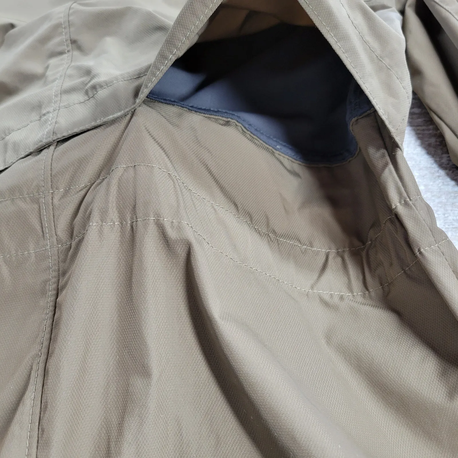 Mountain Hardwear Women’s XS Rain Jacket Hooded Olive Green Vented Parka - Image 12