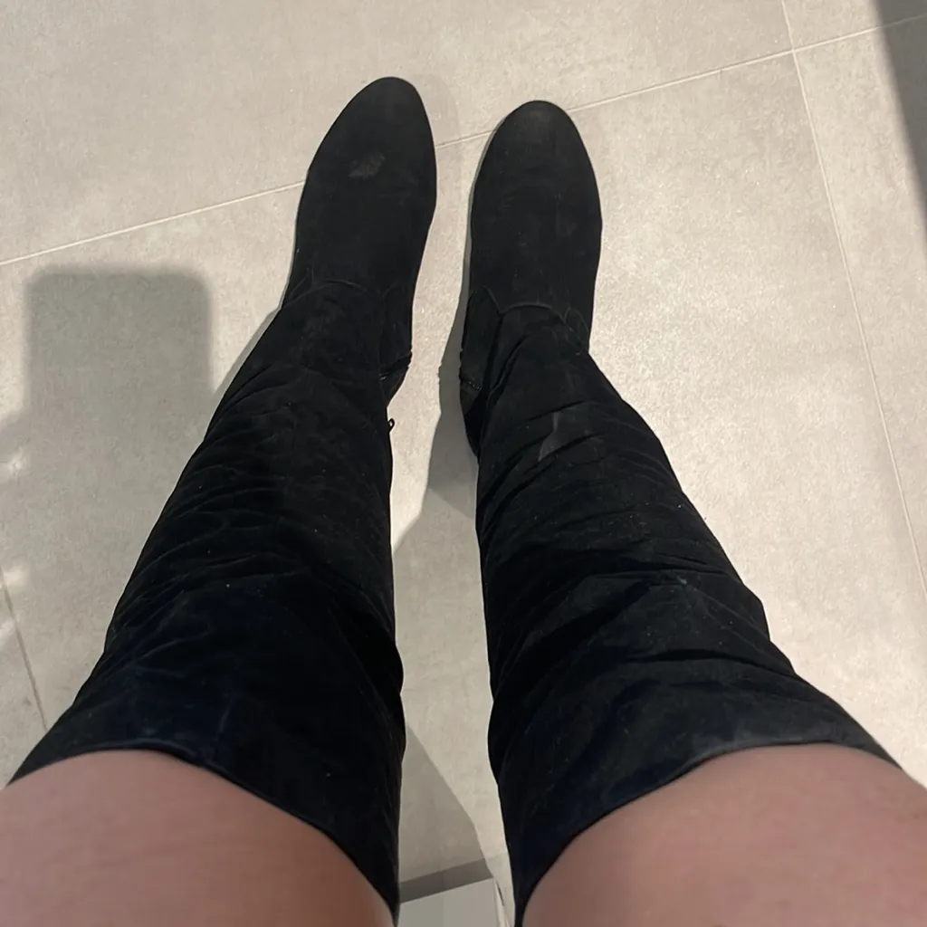Women size 6 Black over the knee boots zipper on the inside soft suede alike - Image 7
