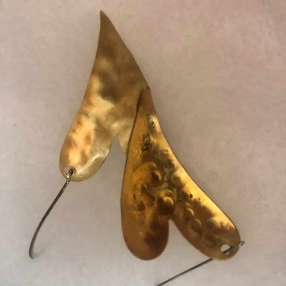 Boutique hammered gold dangle slim heart earrings - Image 4