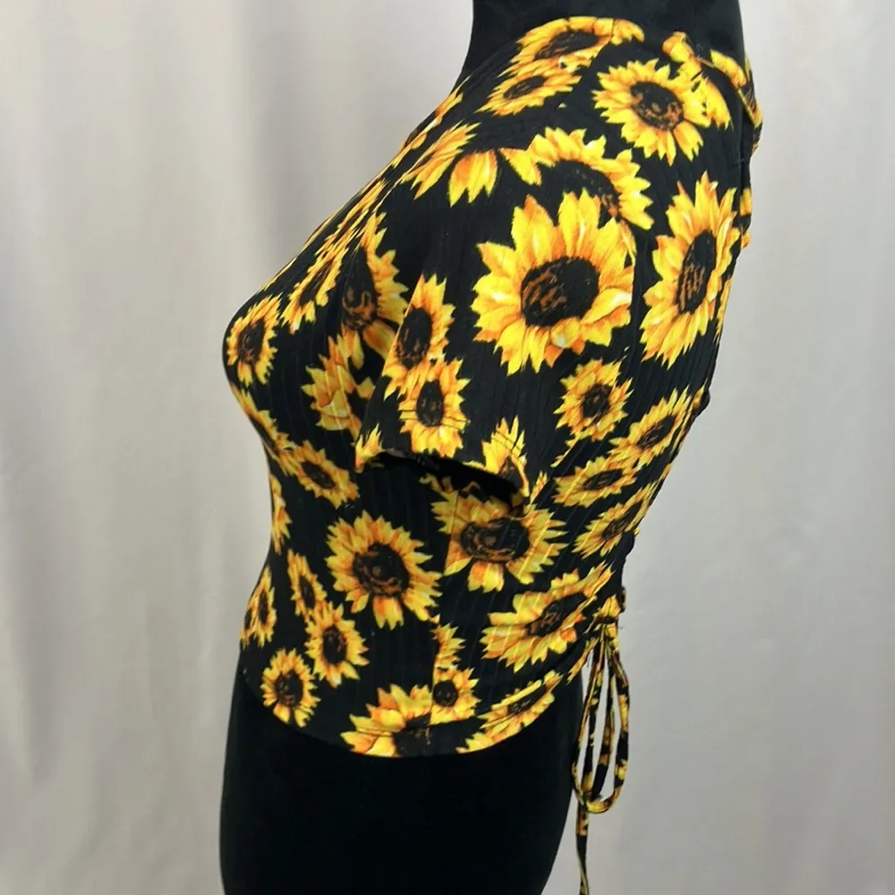 Faded Rose short sleeve cropped sunflowers top woman’s size large Yellow - Image 3