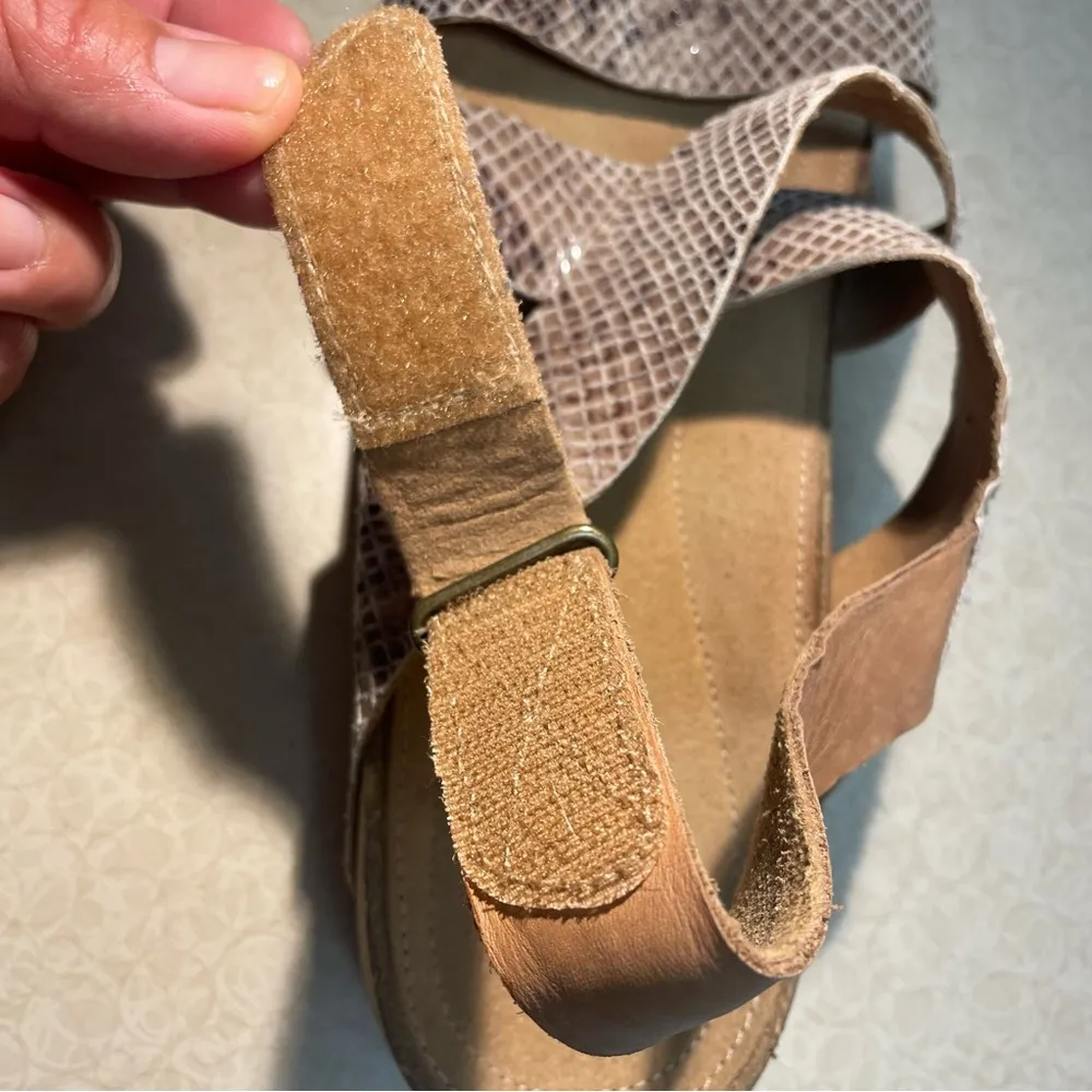 Clarks Artisan Perri Dunes sandal in a taupe snakeskin print. Size 9.5 - Image 4