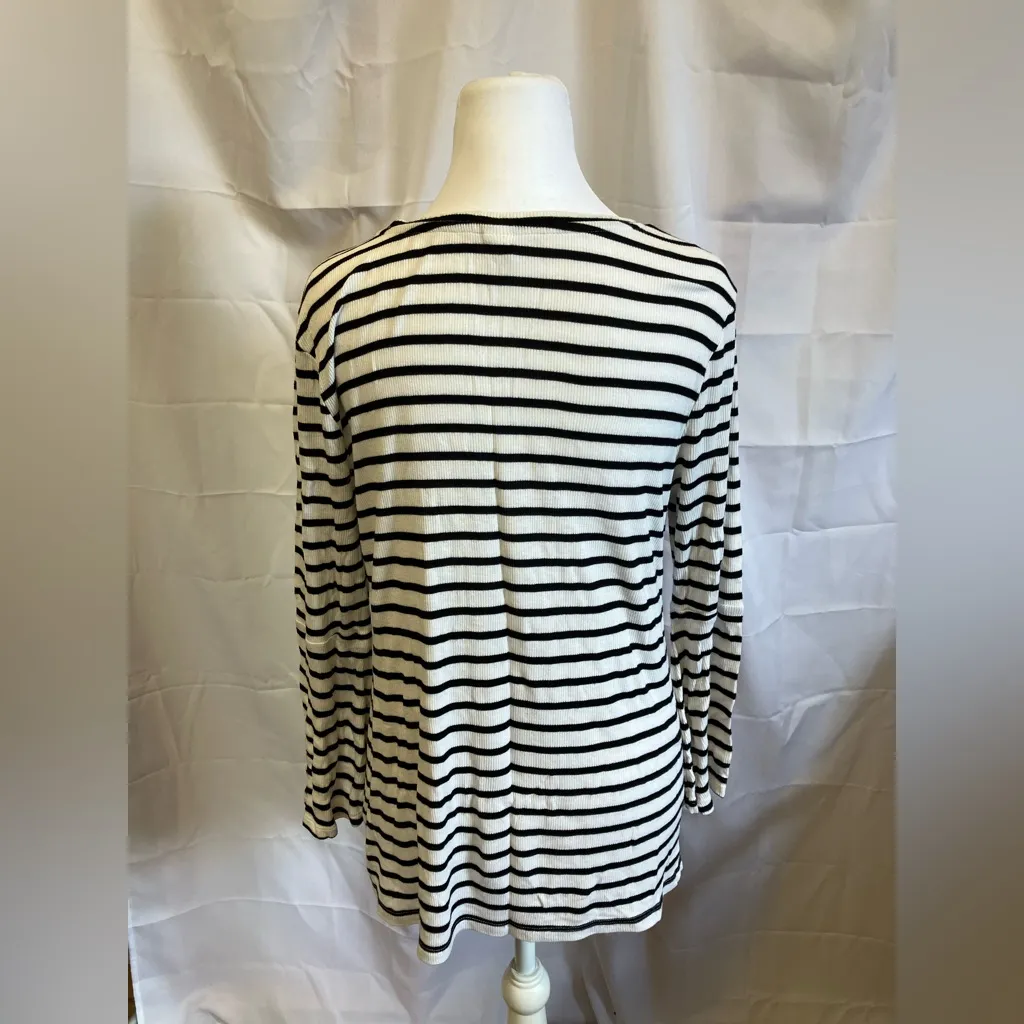 Old Navy Black and White Striped Long Sleeve Top - Image 3