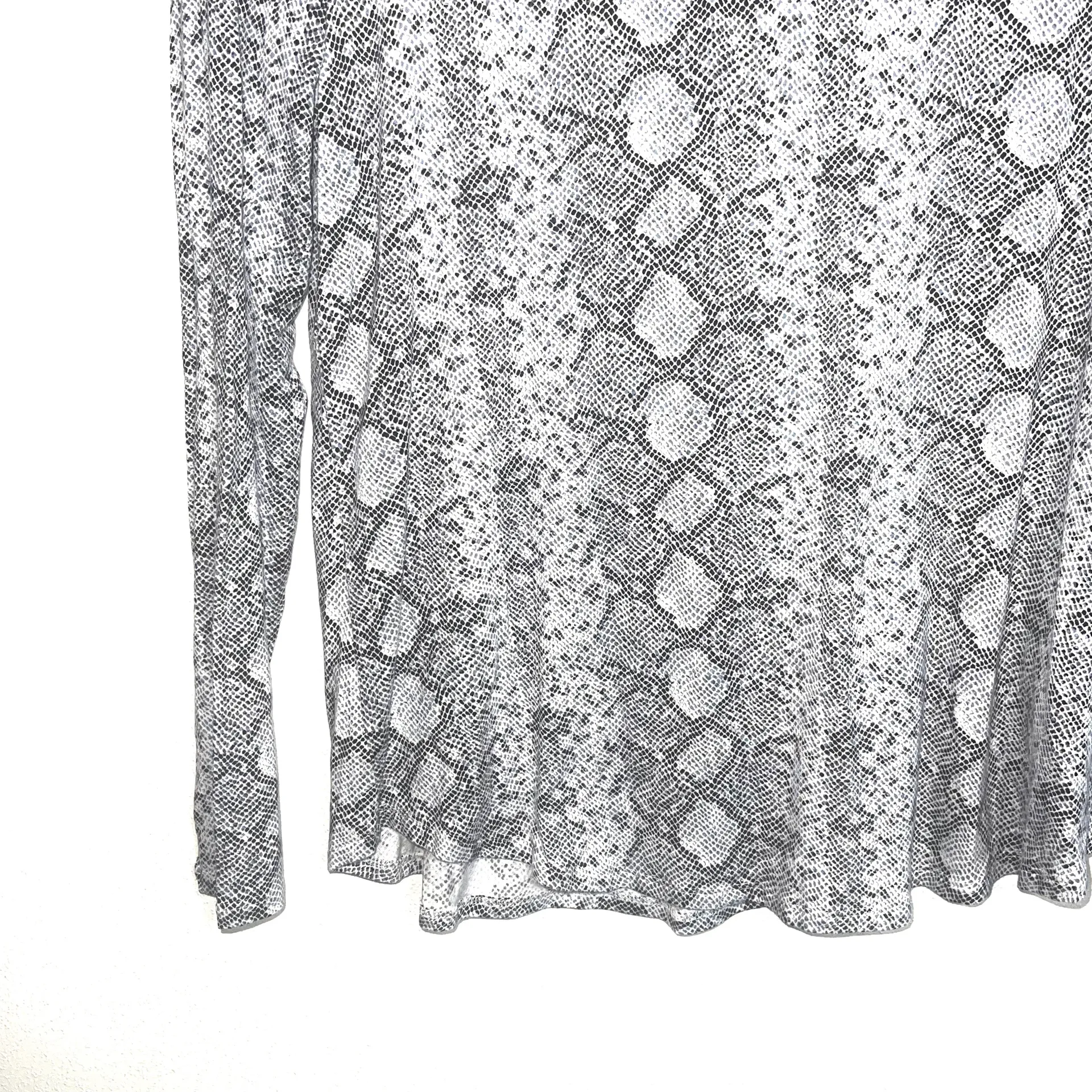 Maurices 24/7 Gray & White Snakeskin Mock Neck Long Sleeve Tee - Image 5