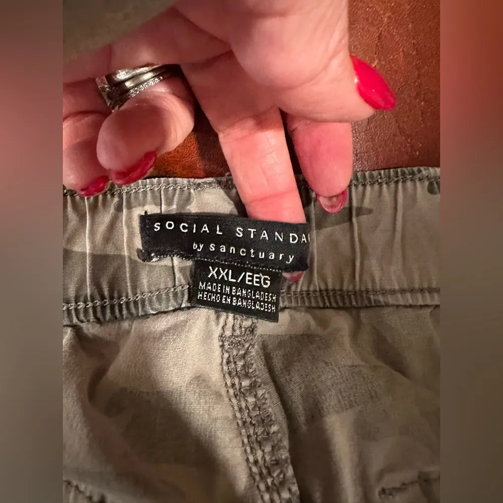 EUC Social Standard Sanctuary Women's Hero Utility Short Cadet Camo Green Size 2X - Image 4