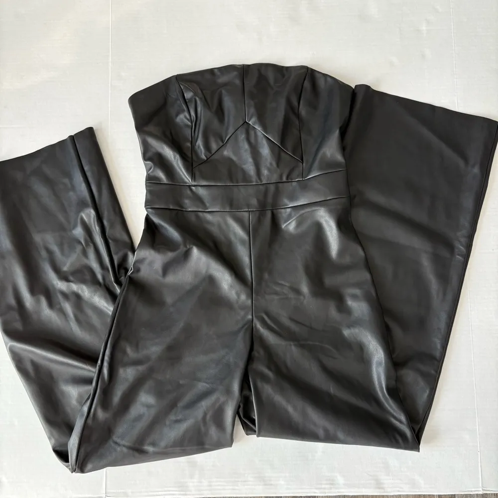 NWT BANANA REBUPLIC Vegan Leather wide leg Jumpsuit Size 4 Black strapless - Image 4