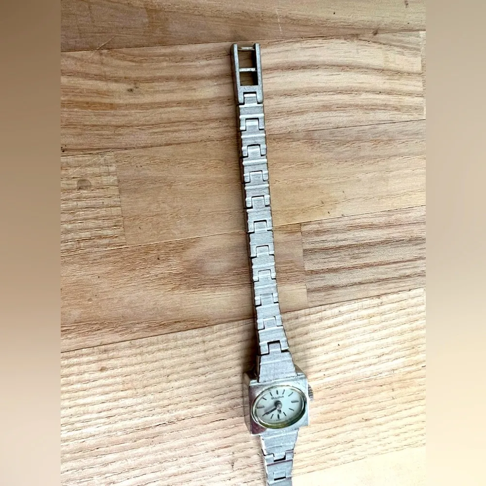 Bulova Ladies Watch Rare Vintage White Gold Tone Manual Winding N8 Swiss Made - Image 6