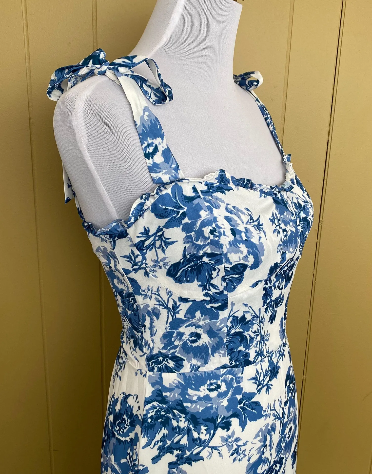 women XS floral print maxi dress w/tie spaghetti straps blue & white - Image 4