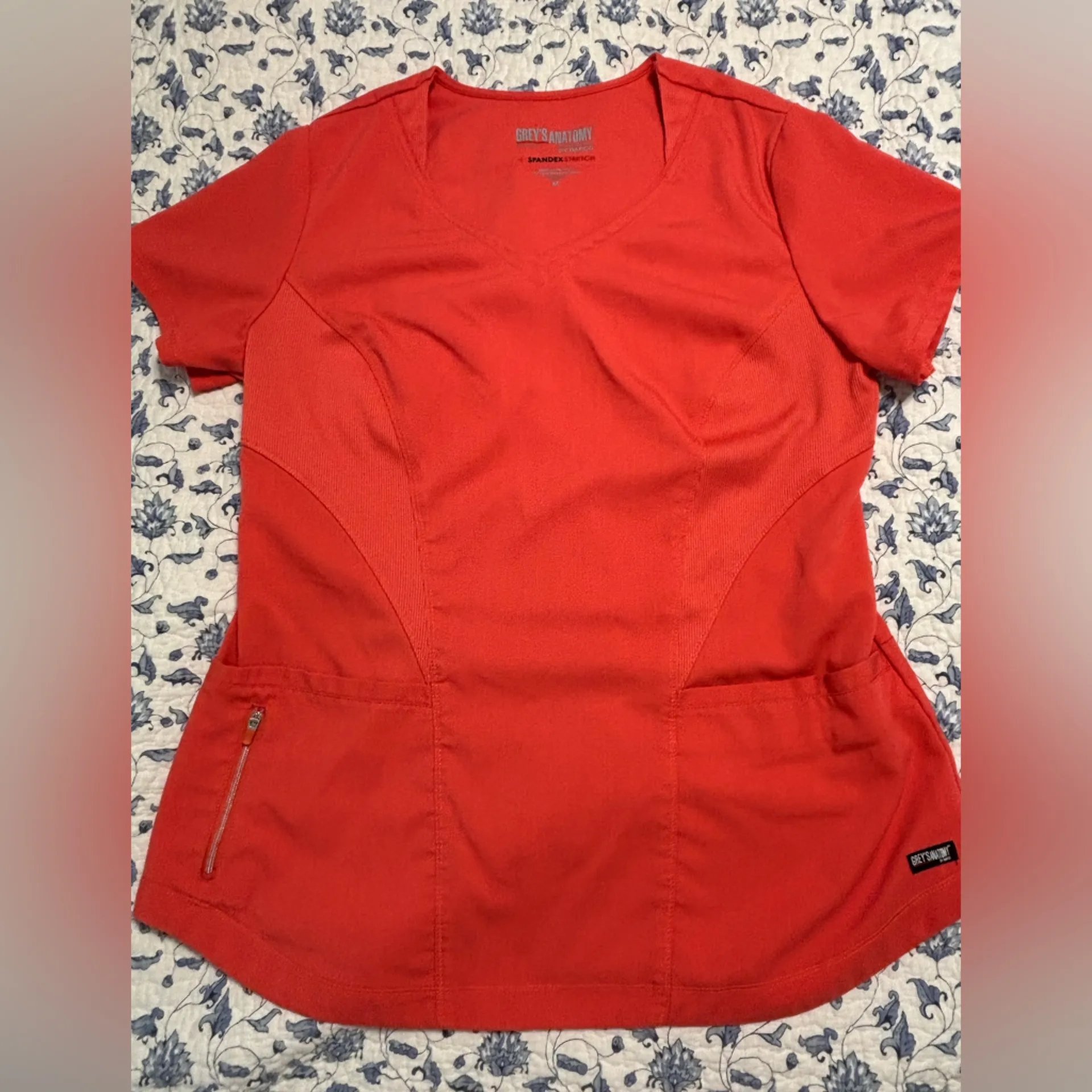 Grey's Anatomy V-Neck Short Sleeve scrub Top in Coral/orangish. Size Medium. - Image 6