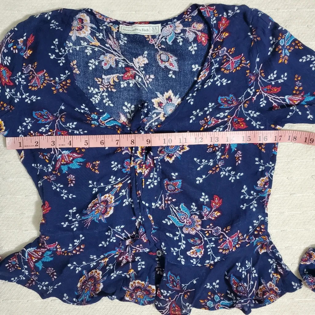 Abercrombie and Fitch Blue Floral Blouse size XS button up with bow in front - Image 3