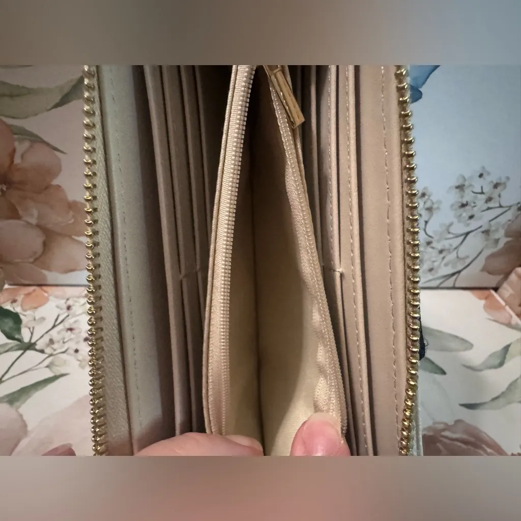 Badgley Mischka Ivory and Black Wallet - Image 6