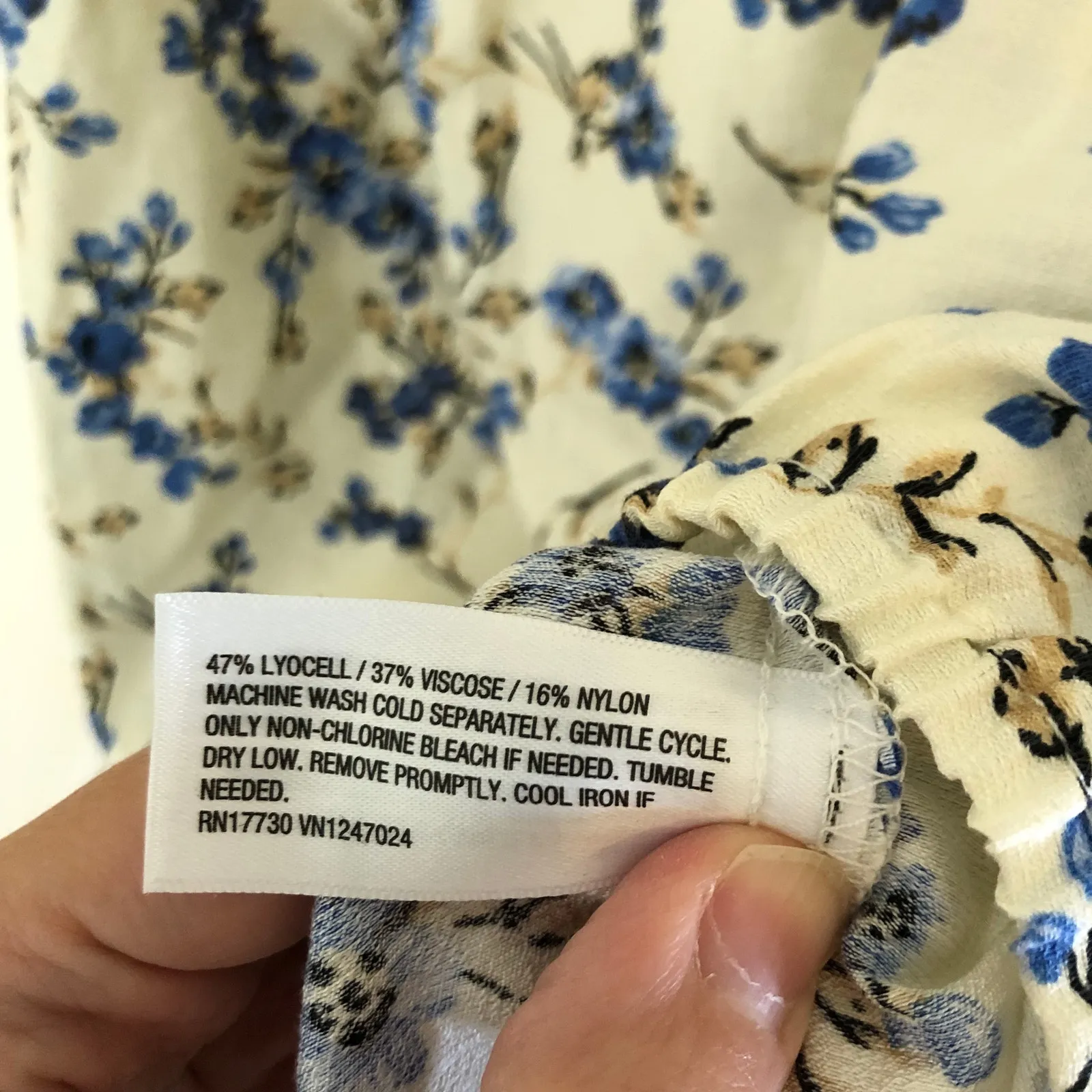 A New Day NWT Women's Cream Blue Floral Flutter Sleeve Blouse Size L - Image 5