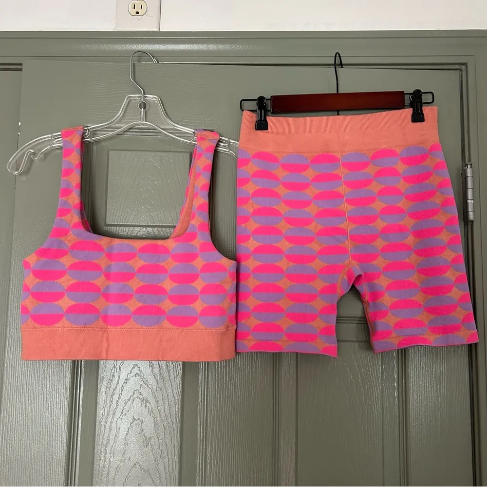 Fabletics Matching Set in Pink and Orange Geometric Modern Design - Image 4