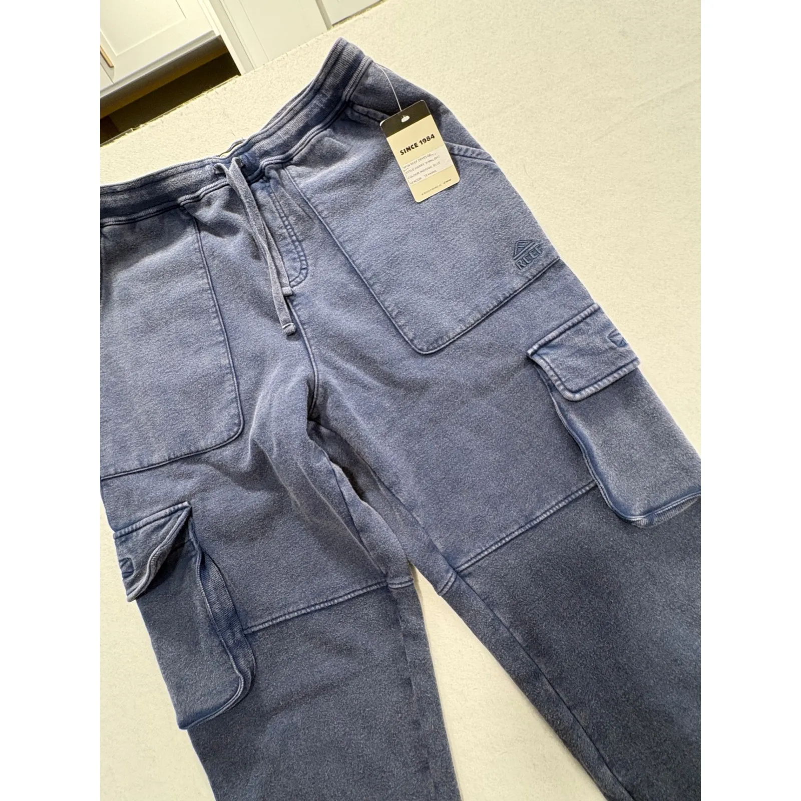 Reef Women's Blue Washed Cargo Jogger Sweatpants Medium NWT - Image 5