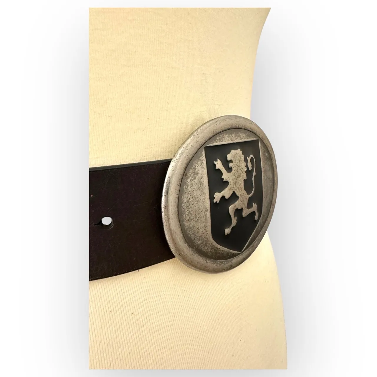 GUESS True Vintage Dark Brown Black Lion Crest Embossed Belt - Image 3