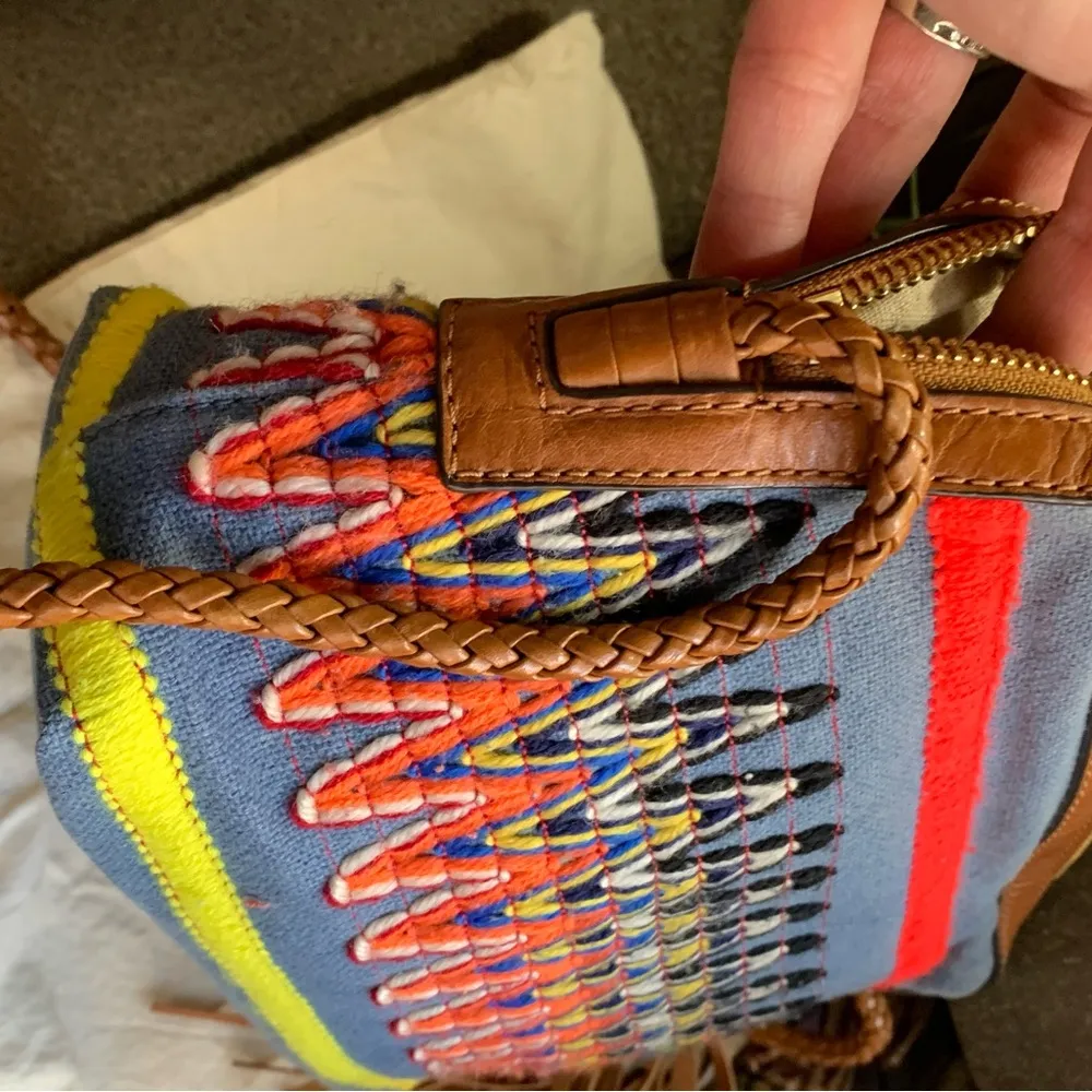 EUC🔥AUTHENTIC TORY BURCH linen/braided leather zip top crossbody with tassels - Image 3