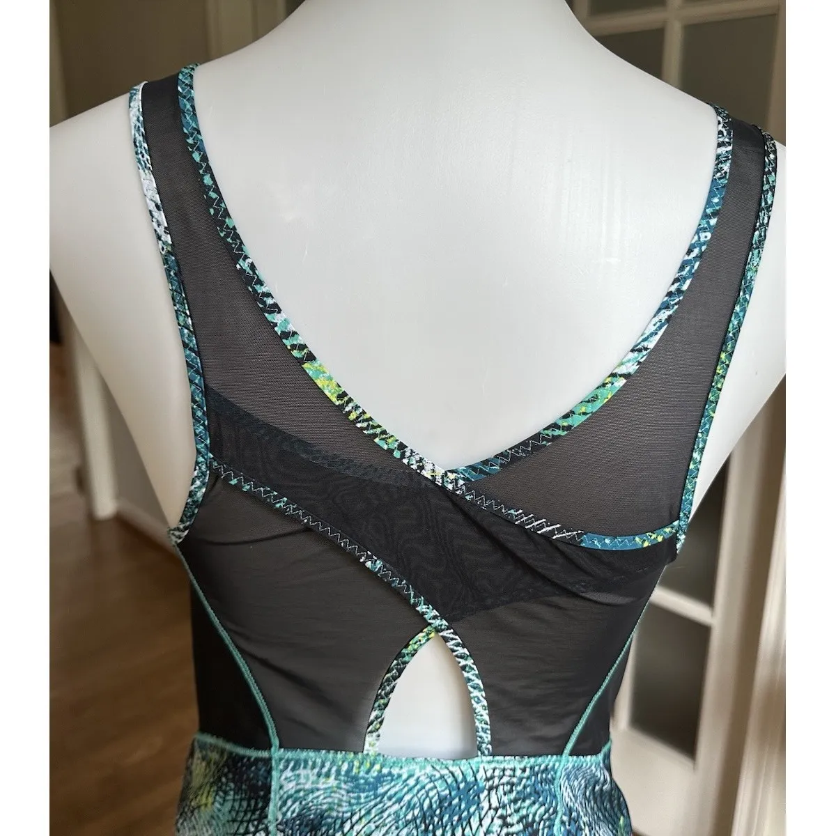 Lululemon Run with the Sun Tank Seawheeze Mo Money Bali Breeze Size 6 - Image 4