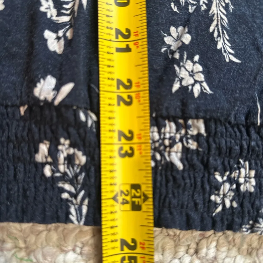 24/7 Maurices Floral Smocked Hem Tee Shirt size large - Image 6