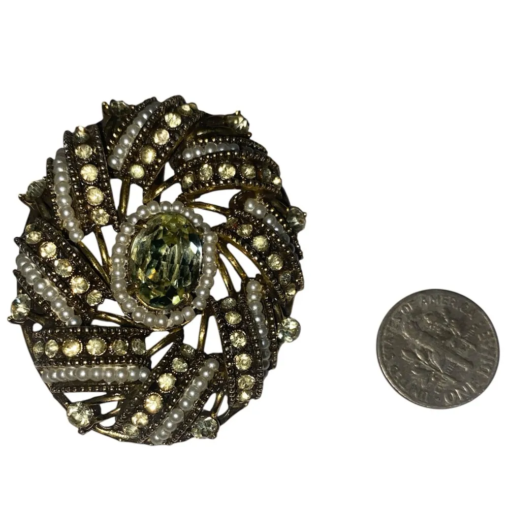 Vtg Hollycraft Copr 1954 yellow Rhinestone Faux Pearl Gold Tone Metal Ornate Pin - Image 2