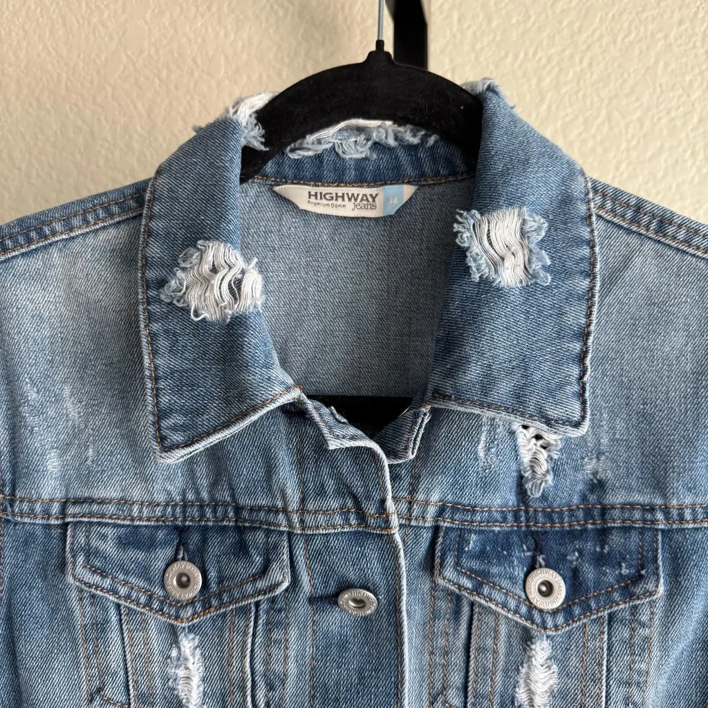 Distressed Denim Jacket Blue Wash Classic Fit Medium Streetwear Layer - Image 3