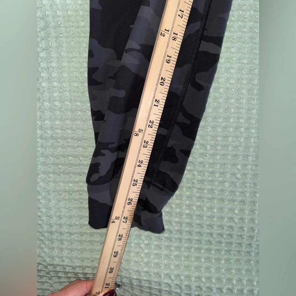 Athleta Salutation Black Camo Jogger Pants XS - Image 2