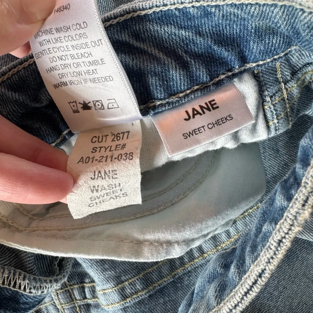 AMO Kate Sweet Cheek Slightly Distressed Flare Hem Jeans Light Wash Size 27 NWOT Blue - Image 8