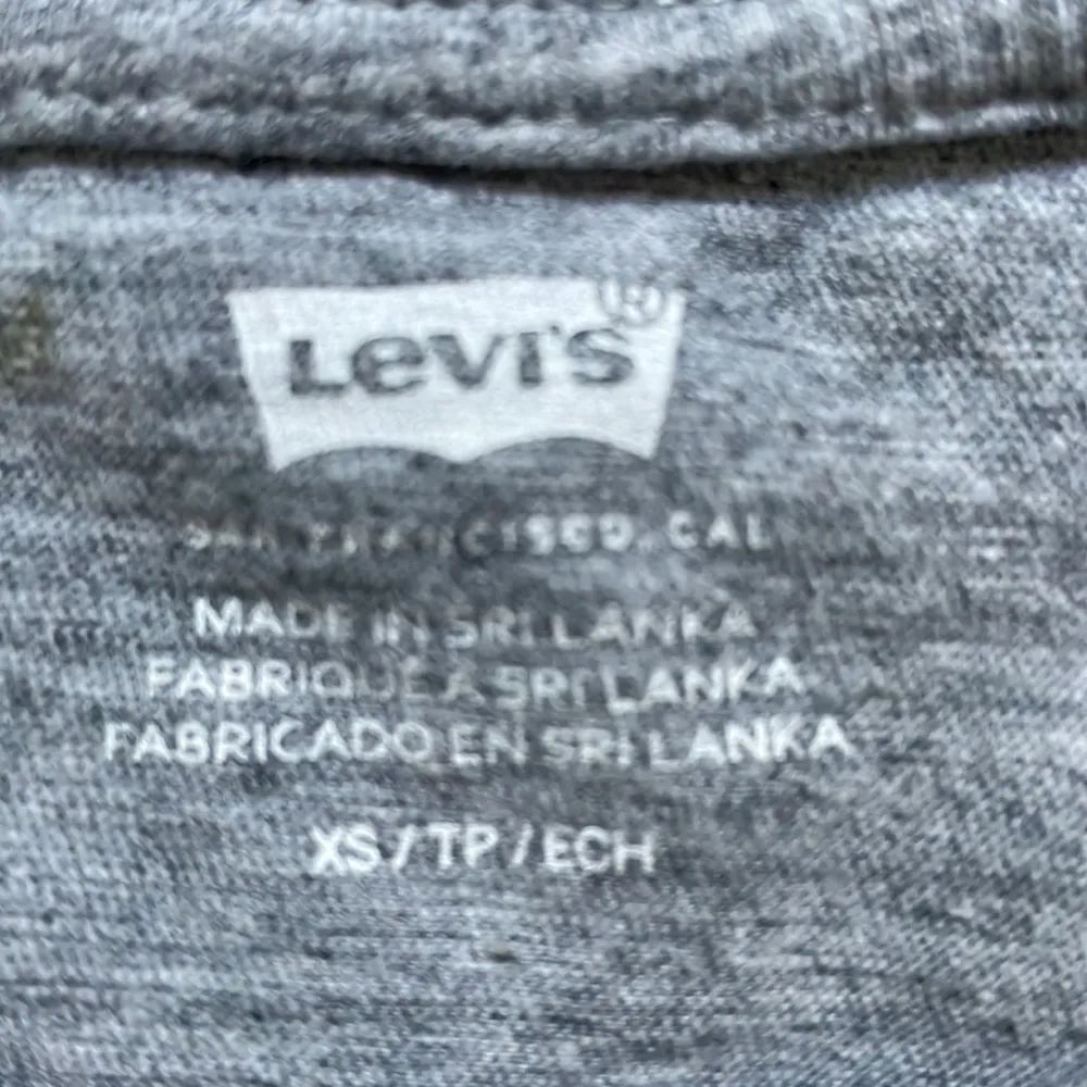 Levi’s gray women’s graphic tee - Image 3