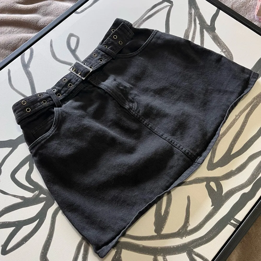 FOREVER 21 Black Denim Jean Mini Skirt Belted Y2K Women’s Sz Small EUC - Image 2