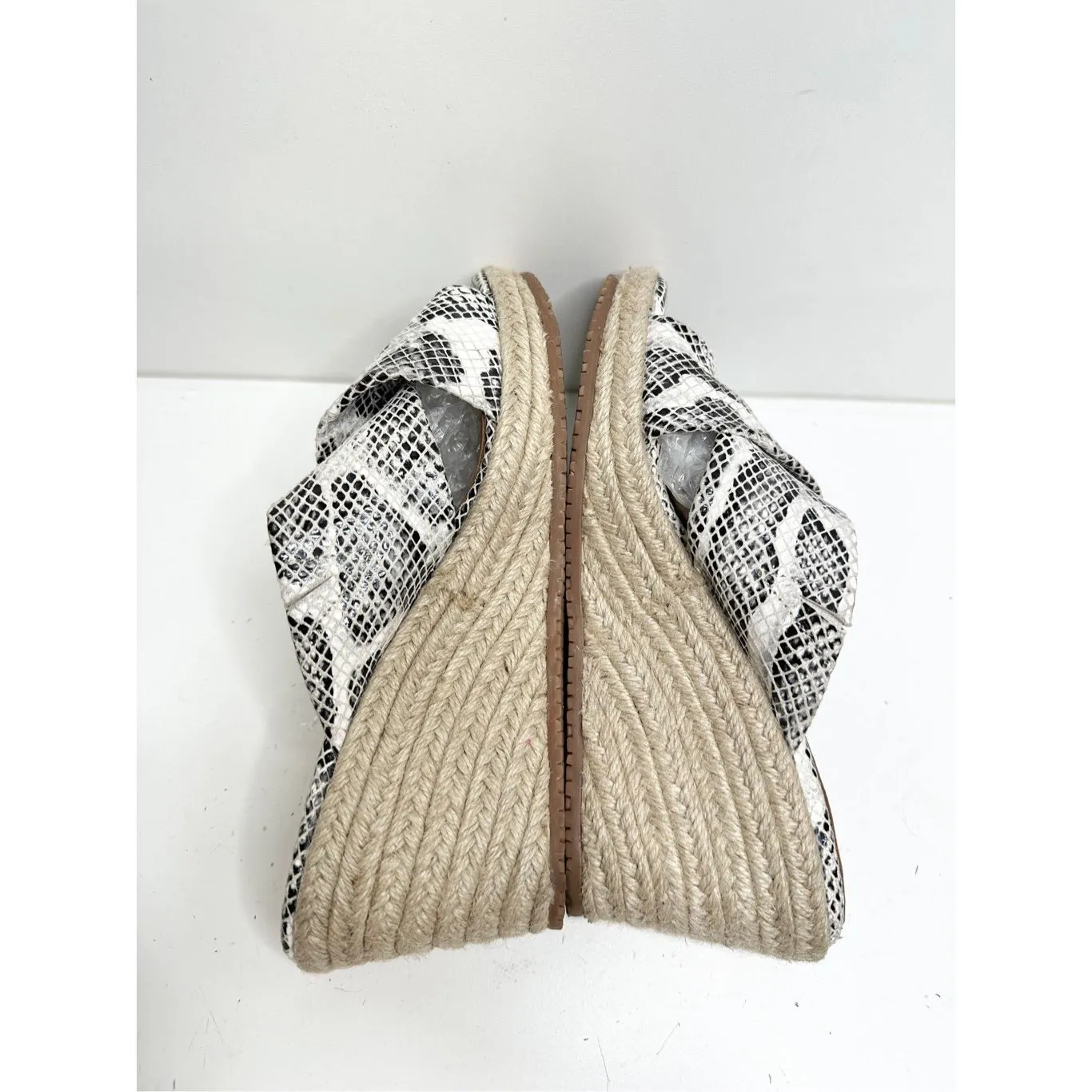 Soft Walk Sandals Size 7.5 Halsey Leather Cross Band Wedges Animal Print Gray - Image 6