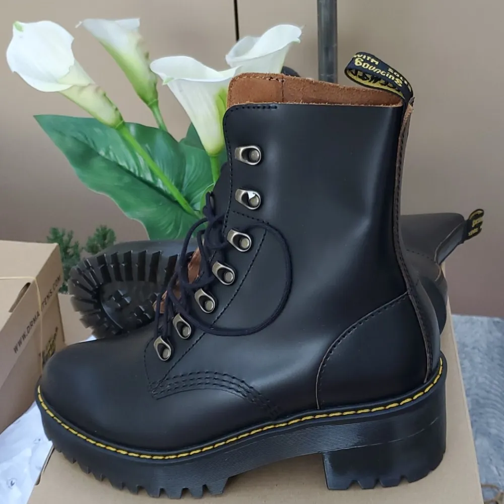 Dr martens 7 eye black leather heeled boot sz 6 - Image 2