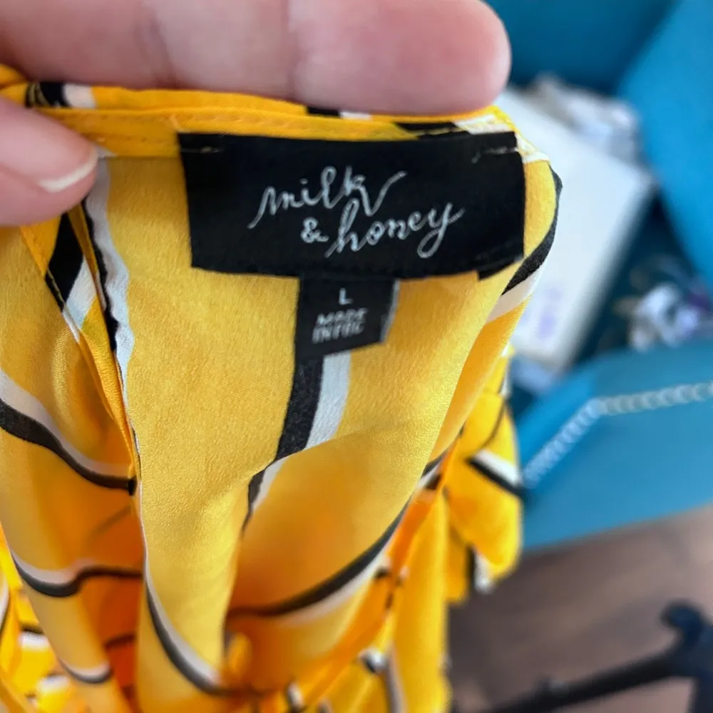 Milk & Honey NWT striped tie waist puff sleeve blouse Yellow Size L - Image 4