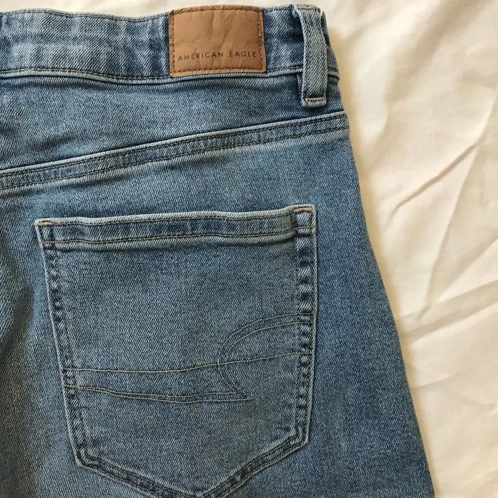 Women’s American Eagle Light wash Mom jeans size 8 - Image 3