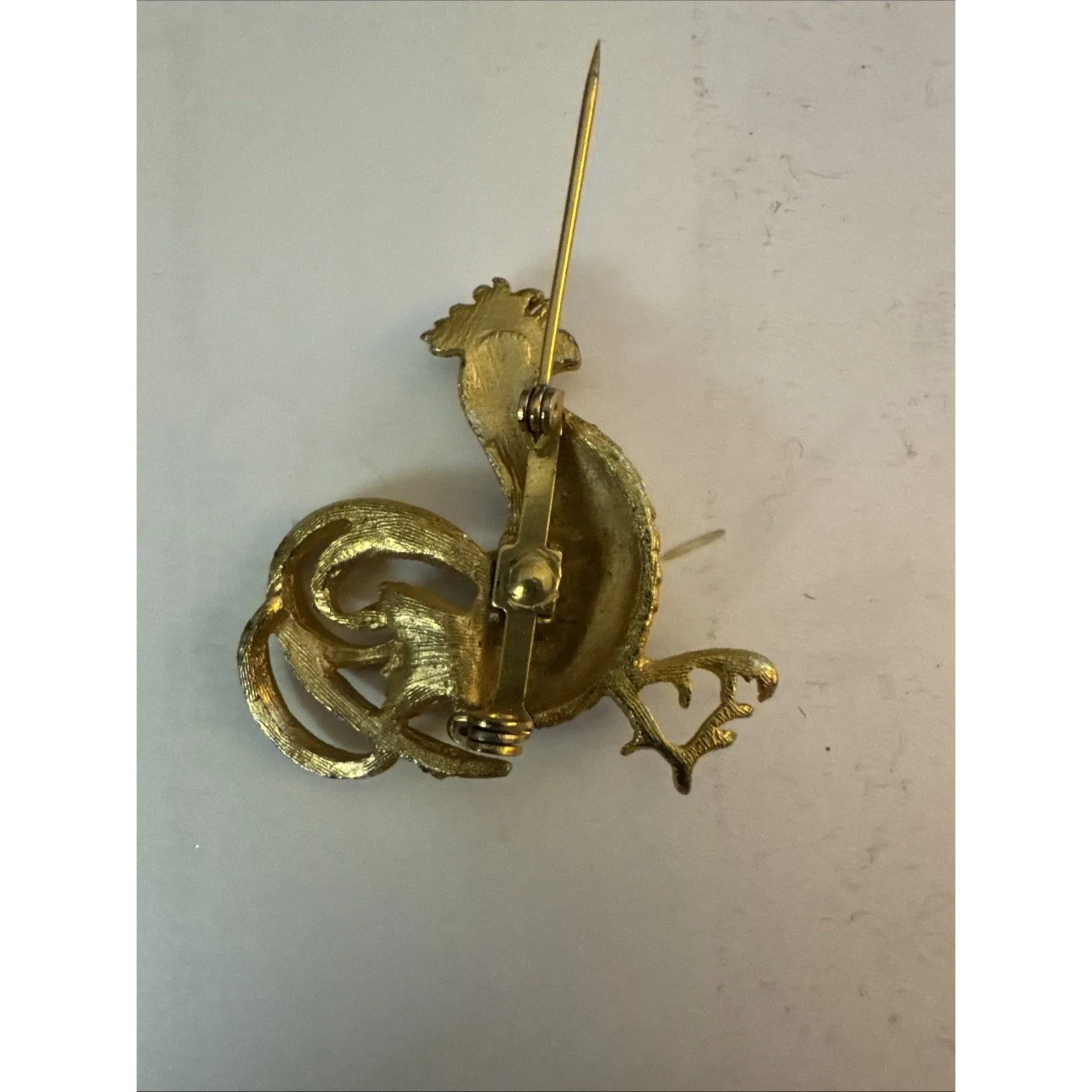 Beautiful Vintage Goldtone Red Rhinestone ROOSTER Chicken Brooch Pin Pin Gold - Image 6