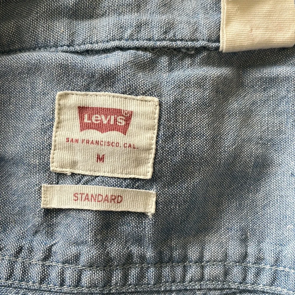 Levi’s top standard woman’s blue western button down collared shirt Sz Medium - Image 12