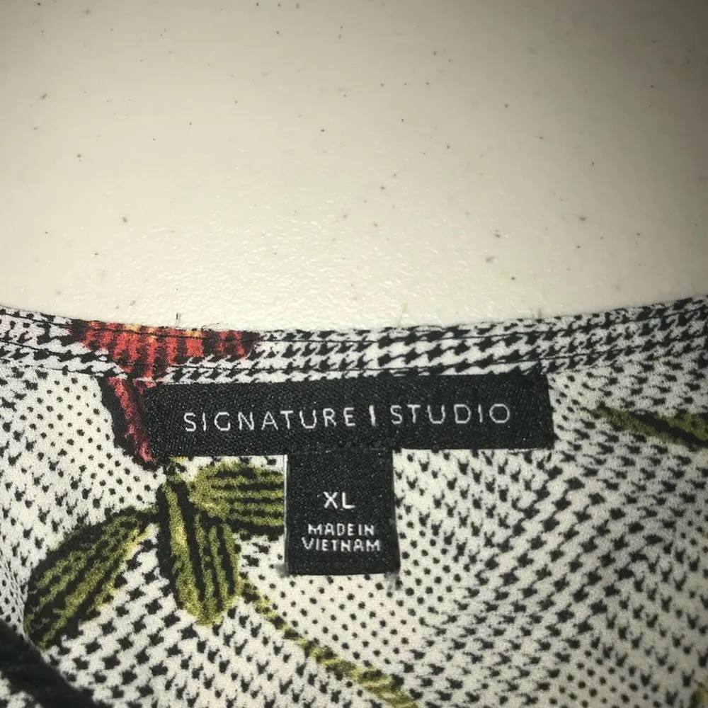 SIGNATURE STUDIO BLACK WHITE RED GREEN FLORAL BABY DOLL TOP SIZE XL - Image 4